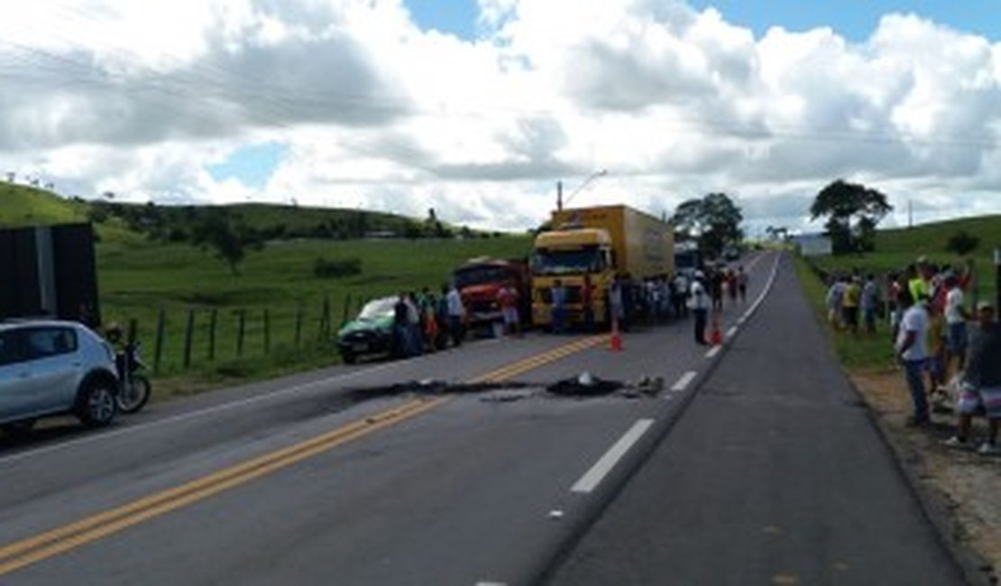 Caminhoneiros continuam bloqueando rodovias em Alagoas