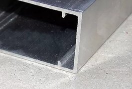 Homem é atingido com régua de construção e sofre corte profundo na cabeça em Arapiraca