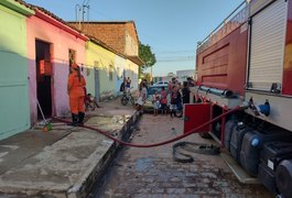 Residência pega fogo e chamas destroem móveis em Arapiraca