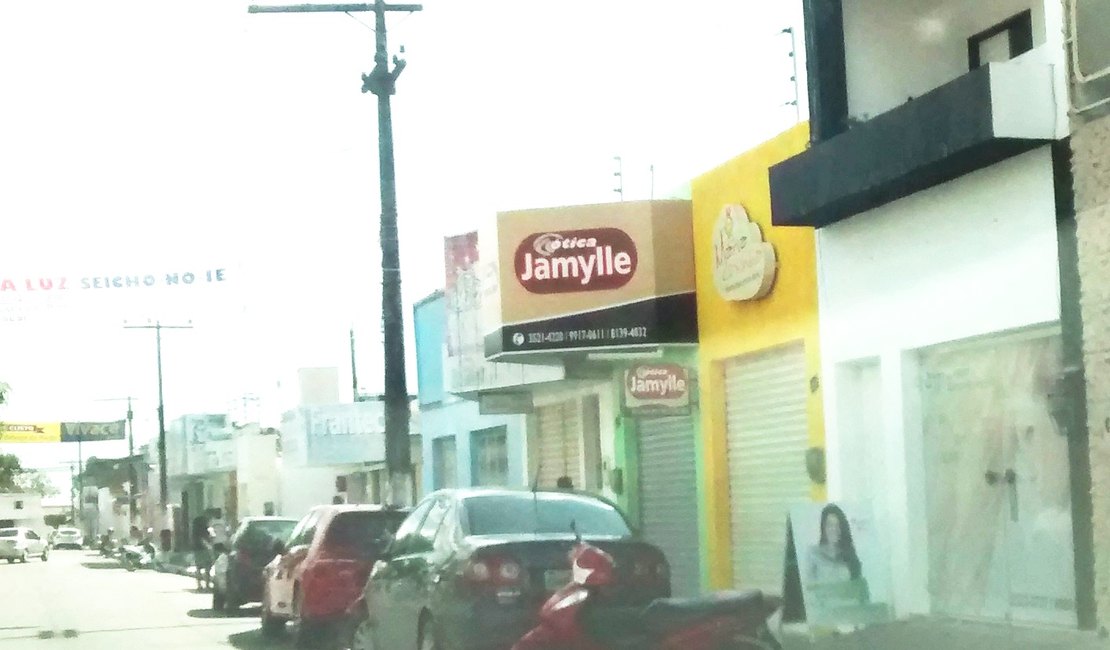 Homem armado pratica assalto em ótica no centro de Arapiraca