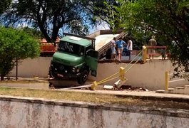 Vídeo: Caminhão invade praça e assusta moradores em Palmeira dos Índios