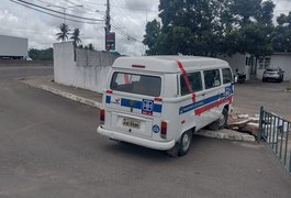 Sem freio, Kombi do DER derruba muro em Arapiraca