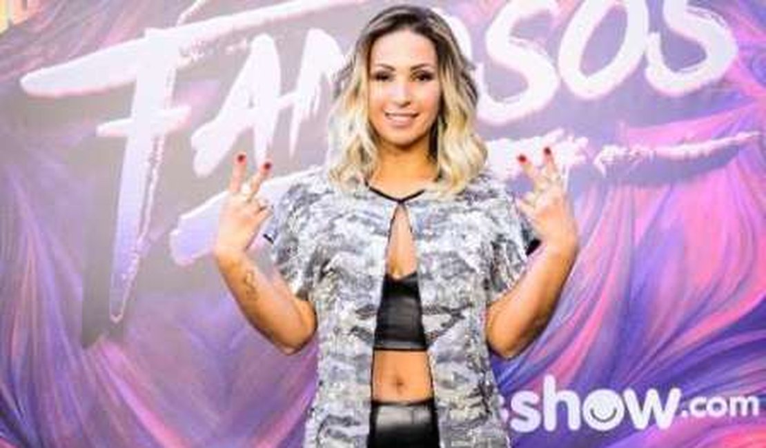 Valesca perde paciência com Faustão e toma microfone do apresentador