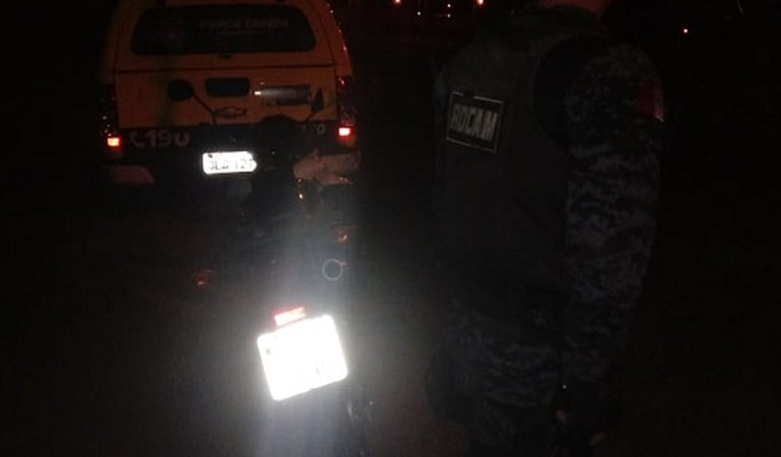 PM localiza veículo roubado por trás de condomínio, em Arapiraca