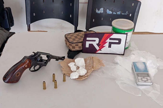 Jovem é preso por tráfico de drogas e posse irregular de arma de fogo em Arapiraca