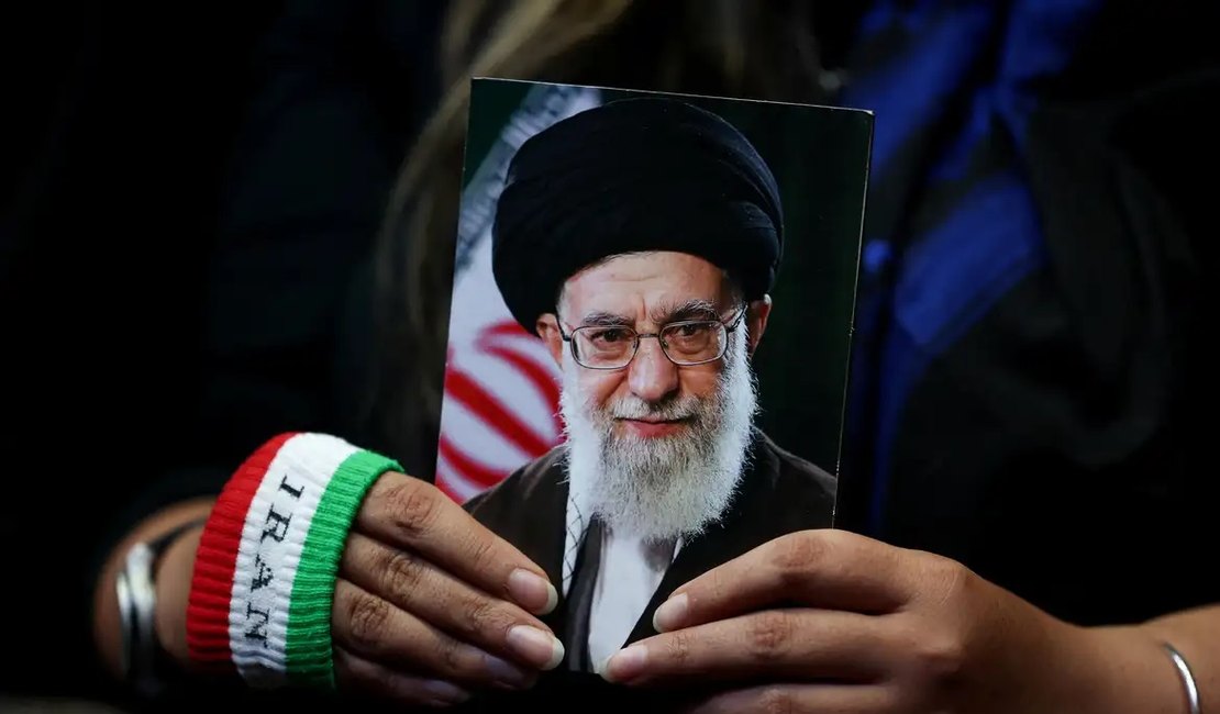 Milhares de iranianos lotam complexo para funeral de Khamenei