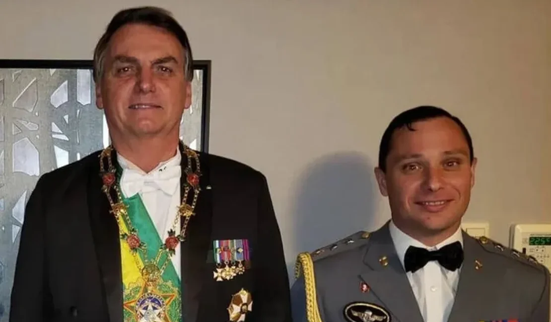 Mauro Cid afirma para a Polícia Federal que dinheiro de joias foi entregue a Bolsonaro em Nova York