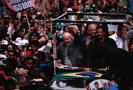 Lula faz caminhada com apoiadores em SP no último dia de campanha do 1º turno