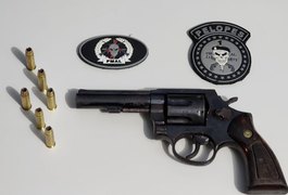 Jovem de 21 anos é preso após tentar se desfazer de arma de fogo ao pular muro de casa, em Arapiraca