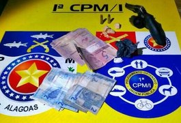 Após denúncia, mulher é presa com arma e drogas em São Miguel
