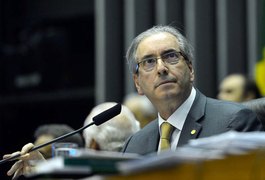 Grupo de 35 deputados pede afastamento de Cunha da presidência da Câmara