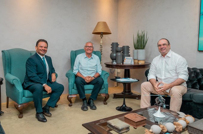 Governador em exercício recebe senador Renan Calheiros e Luciano Barbosa