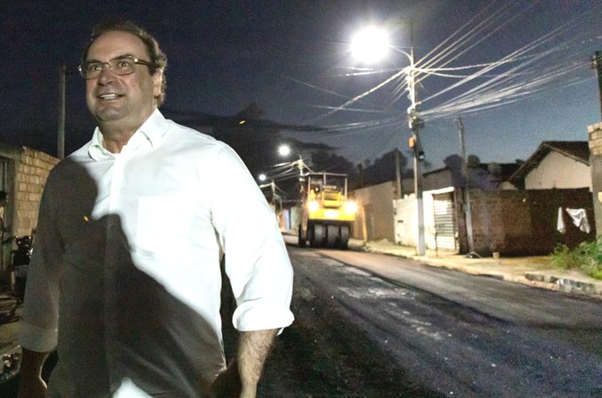 Dia e noite, prefeito Luciano acompanha pavimentação asfáltica no Brisa do Lago