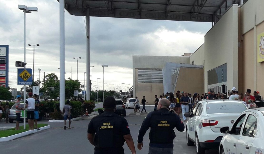 Seguranças barram 'rolezinho' em shopping de Maceió