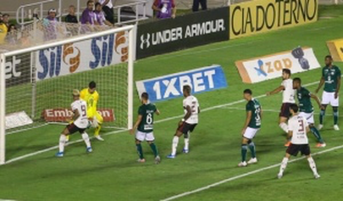Flamengo abre vantagem, mas cede empate ao Goiás
