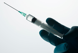 Mulher é presa por injetar agulha contaminada com HIV em enfermeira