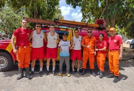 Maratonista entrega medalha para bombeiro que resgatou homem de torre de igreja, em Arapiraca