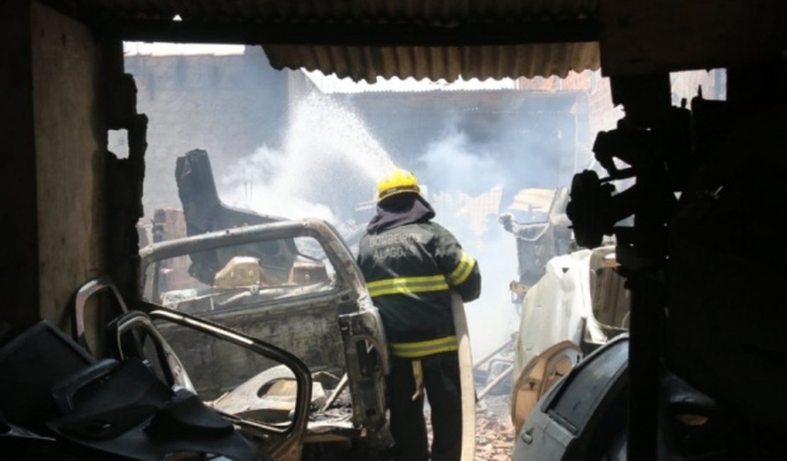 Vídeo: Incêndio destrói ferro velho localizado no bairro do Poço, em Maceió