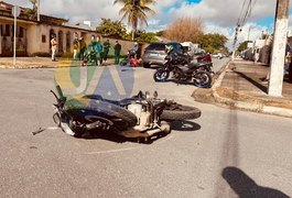 Motorista avança placa de pare e colide contra quatro motos em Arapiraca; homem foi socorrido