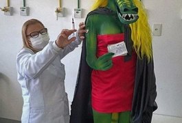 Estagiário do Museu Monteiro Lobato, em SP, protesta e se vacina vestido de Cuca