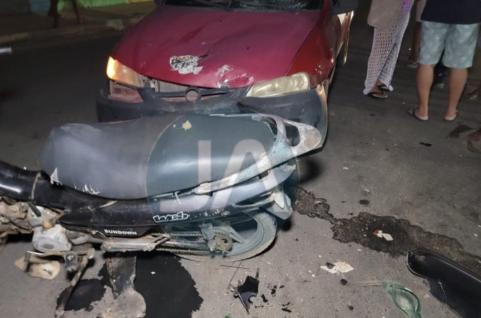 Colisão entre carro e ciclomotor deixa feridos no bairro Primavera