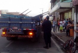 Operação contra ambulantes no Centro de Arapiraca flagra carro de mão repleto de baratas