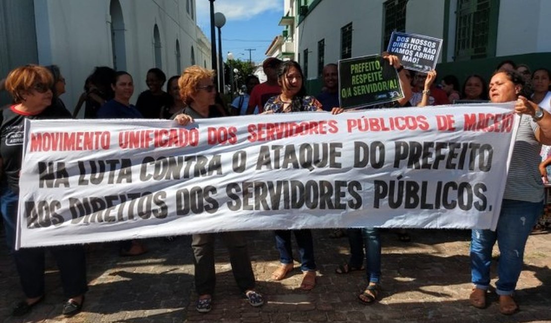 Protesto tem confusão entre servidores e PM em frente à Câmara Municipal de Maceió