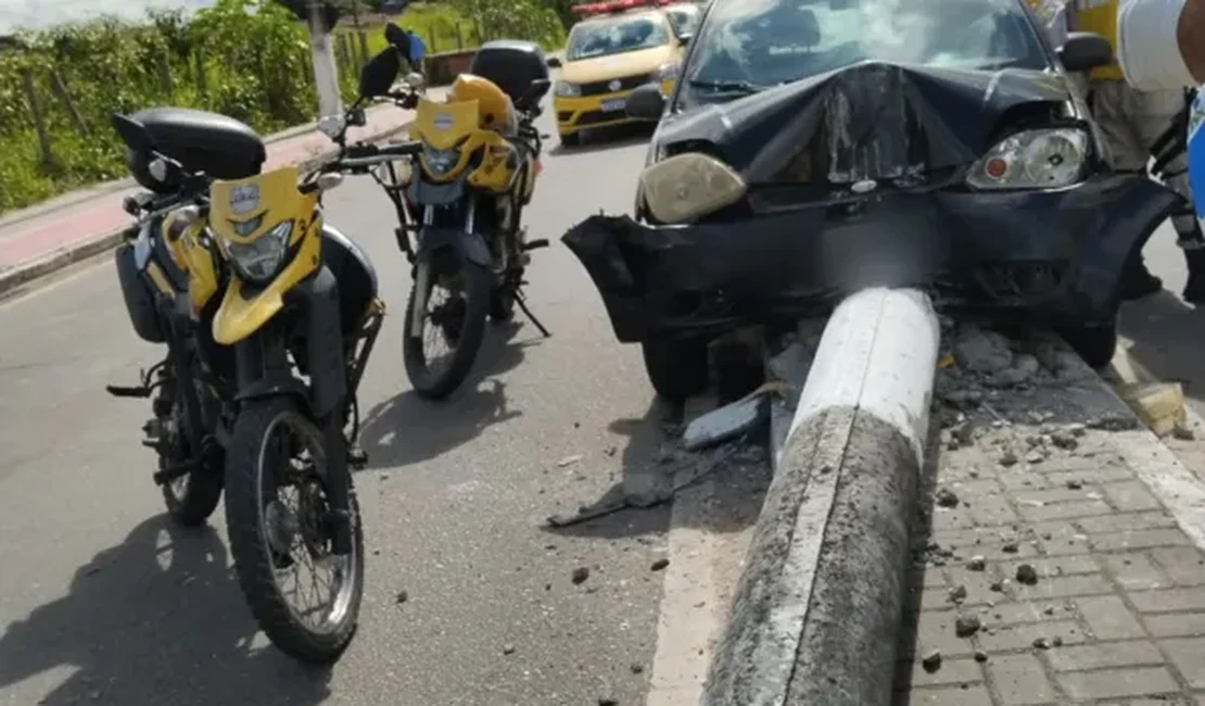 Motorista perde controle de veículo e bate em poste, na capital alagoana