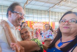 Prefeito Luciano Barbosa participa de baile social com idosos atendidos pelo Cras