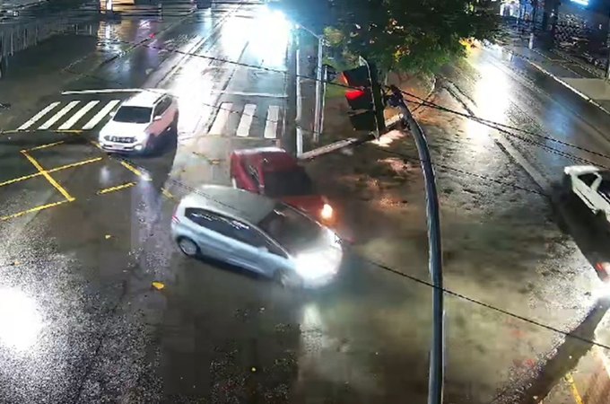 VÍDEO: Motorista de carro realiza conversão proibida e provoca batida em Maceió