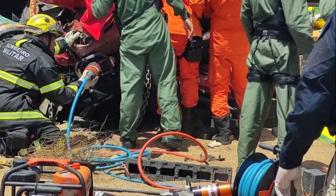 Acidente entre caminhões deixa vítimas presas às ferragens, no Sertão alagoano