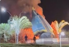 VÍDEO: Monumento de Nossa Senhora Aparecida desaba durante incêndio em Goiás