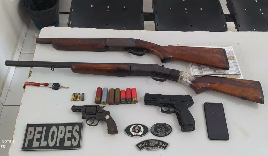 Dupla é presa com armas em Arapiraca e assume roubo de moto ocorrido em Atalaia