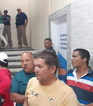 Moradores dos Flexais ocupam prédio da Prefeitura de Maceió e cobram realocação de área afetada pela Braskem