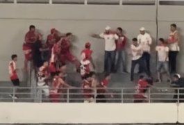 Briga entre torcidas organizadas do CRB é registrada após empate com a Ferroviária no Rei Pelé
