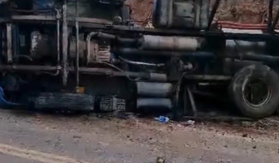 Caminhão que transportava carga de água mineral tomba em São Luís do Quitunde e motorista é socorrido
