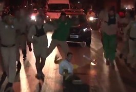 Vídeo: Repórter do SporTV leva tombo feio durante condução da tocha em Santa Catarina