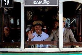 Tranquilo, Damião chega ao Santos de bonde e ao som de funk