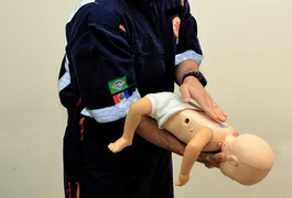 Médica do Hospital Ib Gatto Falcão orienta sobre como agir em casos de engasgo de bebês