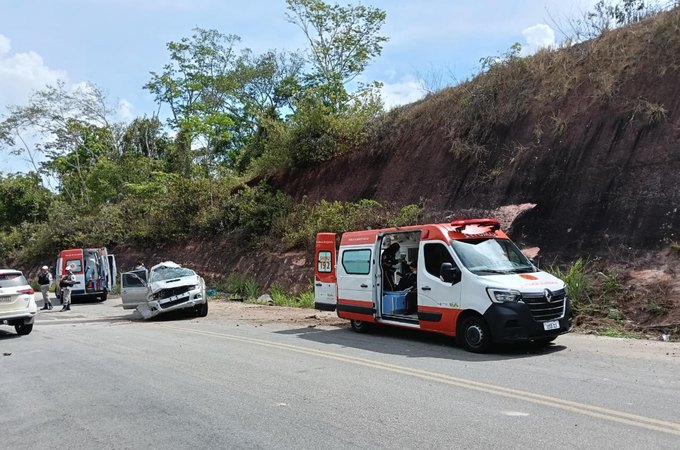 Turistas são atendidos pelo Samu após capotamento com princípio de incêndio em Maceió