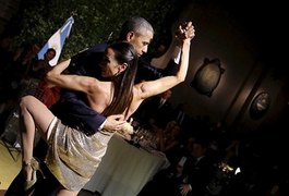 Barack Obama não resiste e cai no tango em jantar de gala na Argentina