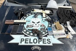 Polícia prende cinco pessoas e apreende adolescente, além de metralhadoras, armas e drogas, em Arapiraca