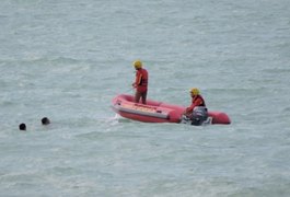 Bombeiros realizam busca por jovem desaparecido na praia de Ponta verde