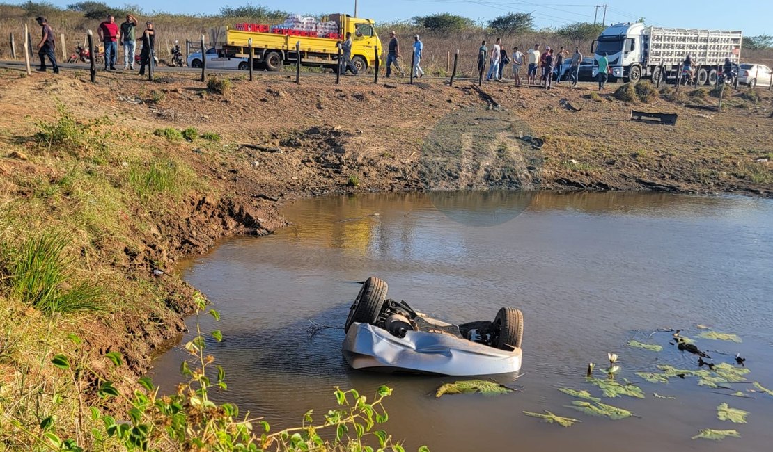 Condutor perde controle do veículo e cai em barragem em Lagoa da Canoa