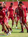 Hereda e João Neto treinam com o grupo no CT Ninho do Galo