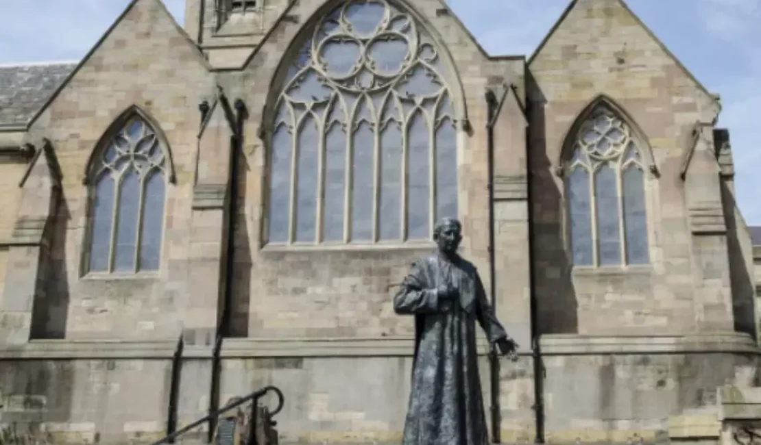 Padre teria convidado fiéis para 'festa do sexo' dentro de catedral no Reino Unido