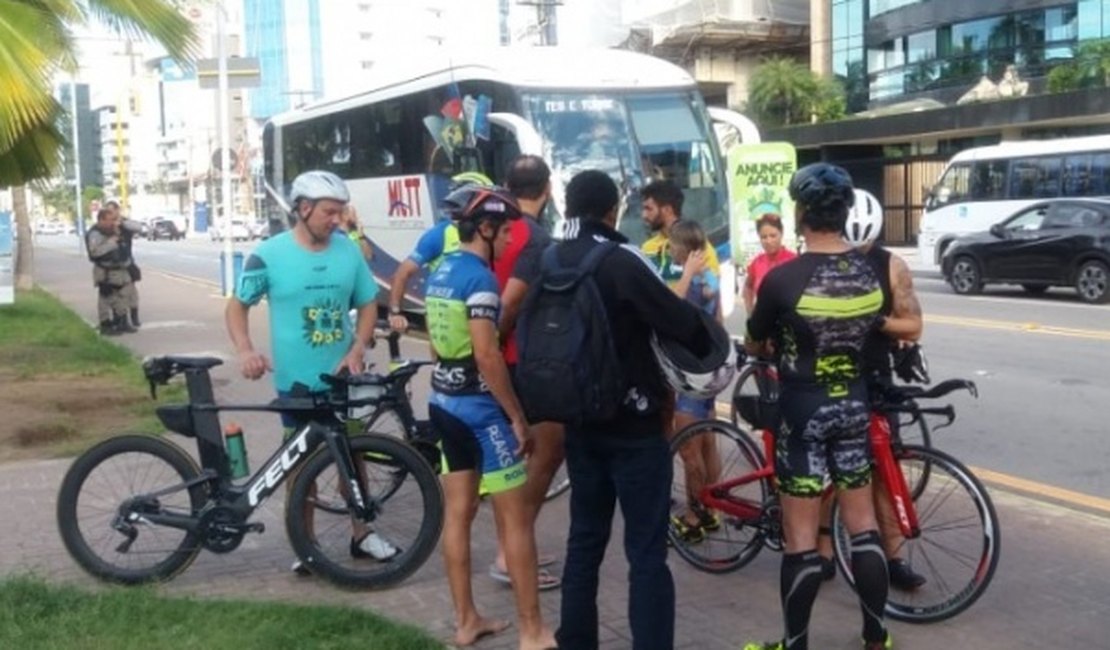 Ciclistas são atingidos por ônibus na entrada da orla de Pajuçara