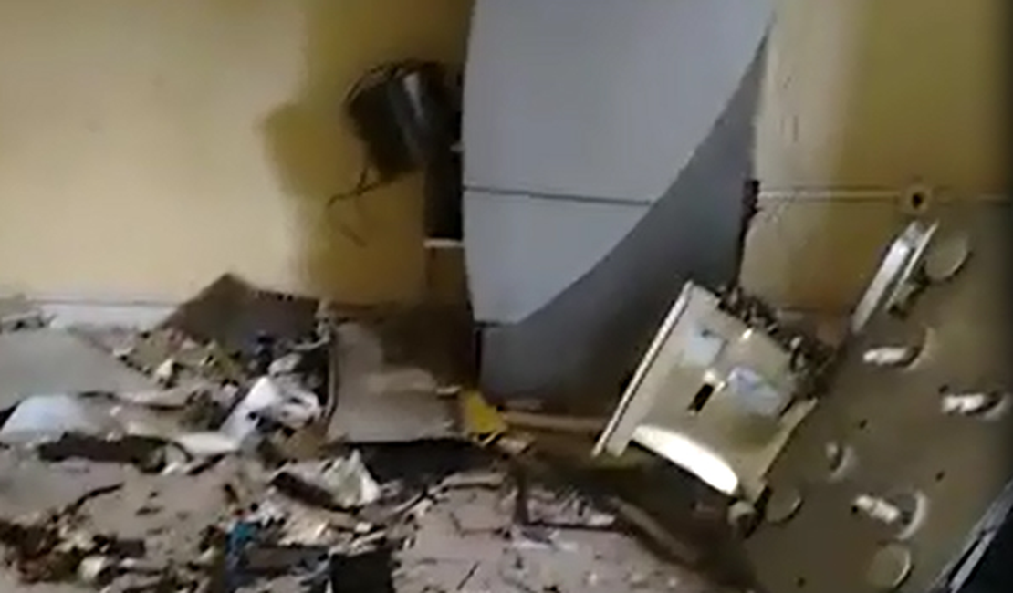 Bando fortemente armado invade prefeitura e explode caixa eletrônico em Messias
