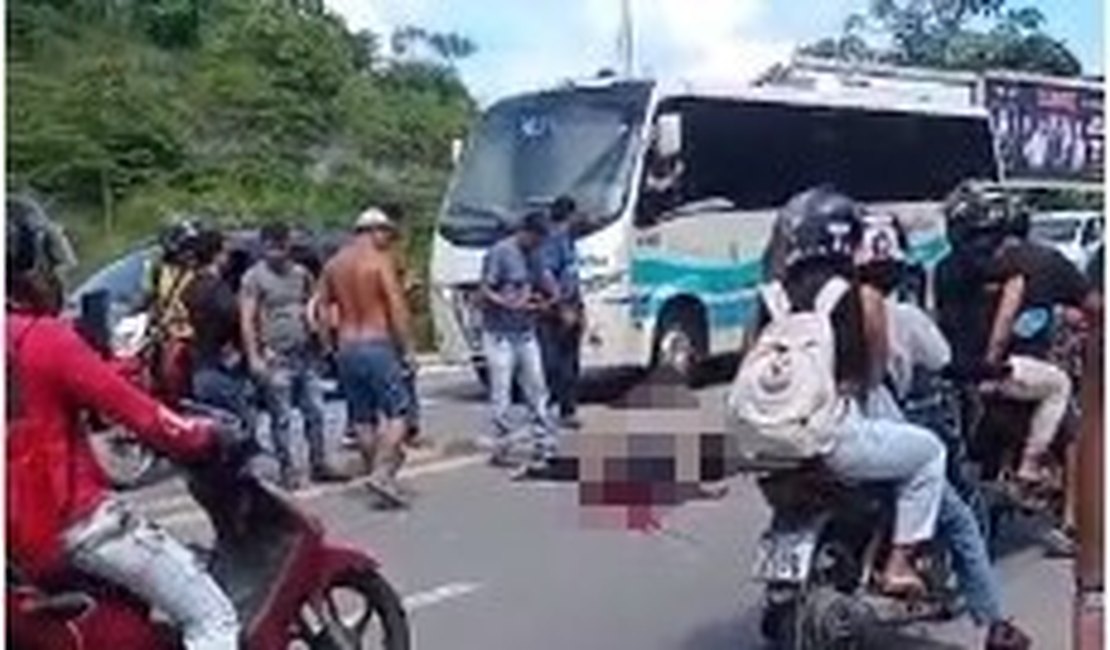 Colisão envolvendo duas motos e um caminhão deixa uma pessoa morta, em Maceió