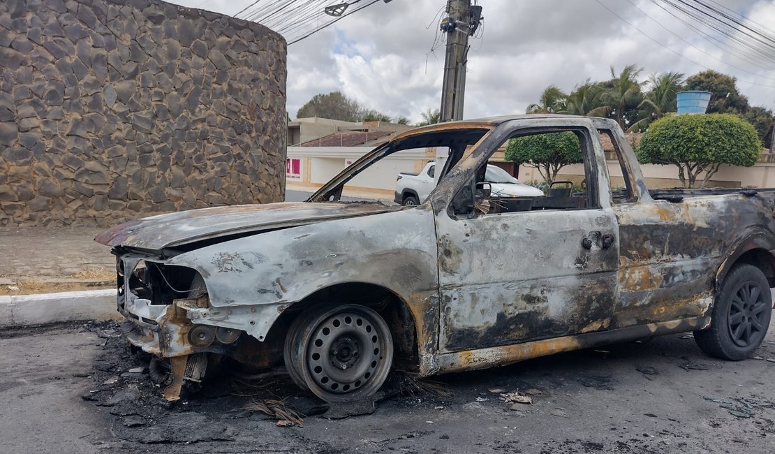 Picape é totalmente danificada por incêndio e vira sucata em Arapiraca